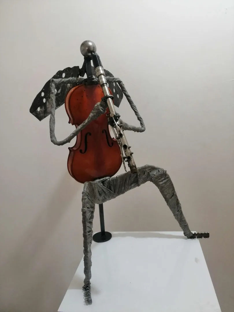 yakınlaştır "Fantastik Orkestra seri 1" eseri DOĞAN KARAKILIÇ tarafından 2023 yılında 52x73x60 cm ölçülerinde Aşap-Metal-Beton Karışık Teknik tekniği ile yapılmıştır.
