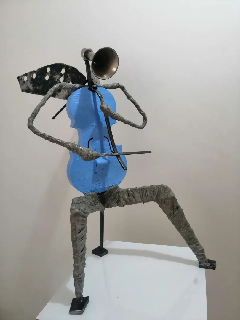 yakınlaştır "Fantastik Orkestra seri 2" eseri DOĞAN KARAKILIÇ tarafından 2023 yılında 48x74x52 cm ölçülerinde Aşap-Metal-Beton Karışık Teknik tekniği ile yapılmıştır.