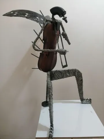 "Fantastik Orkestra seri 3" eseri DOĞAN KARAKILIÇ tarafından 2023 yılında 53x77x45 cm ölçülerinde Aşap-Metal-Beton Karışık Teknik tekniği ile yapılmıştır.