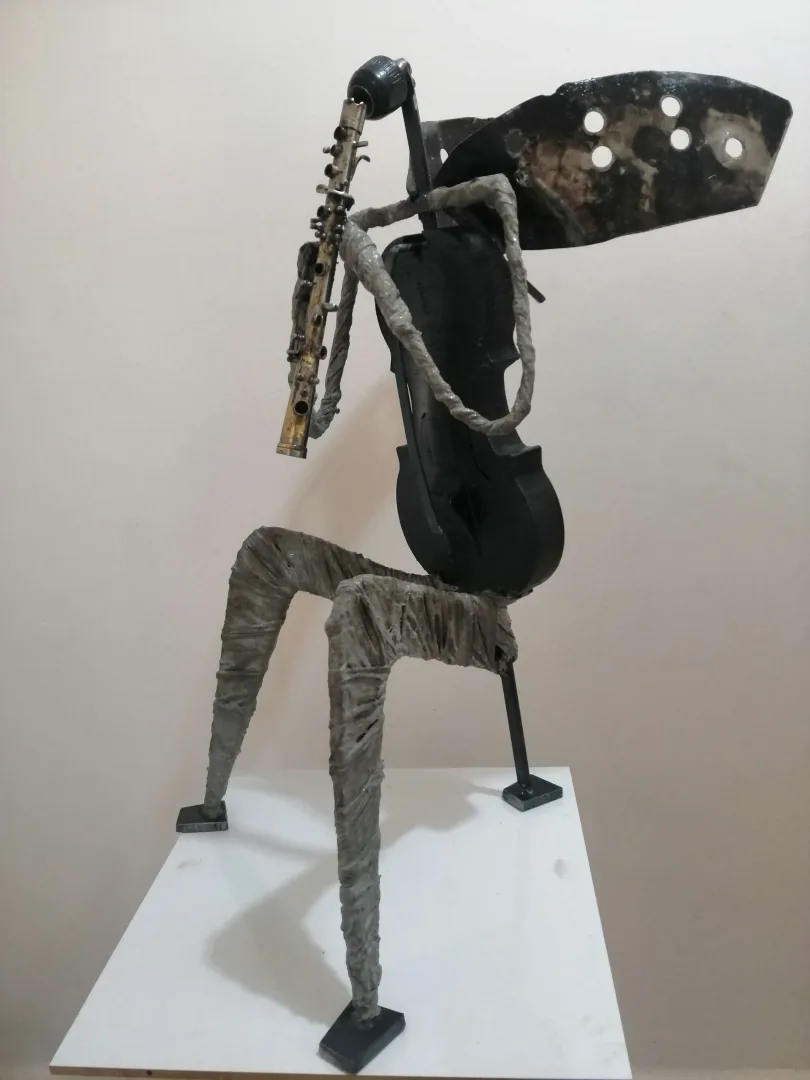 yakınlaştır "Fantastik Orkestra seri 4" eseri DOĞAN KARAKILIÇ tarafından 2023 yılında 42x71x51 cm ölçülerinde Aşap-Metal-Beton Karışık Teknik tekniği ile yapılmıştır.