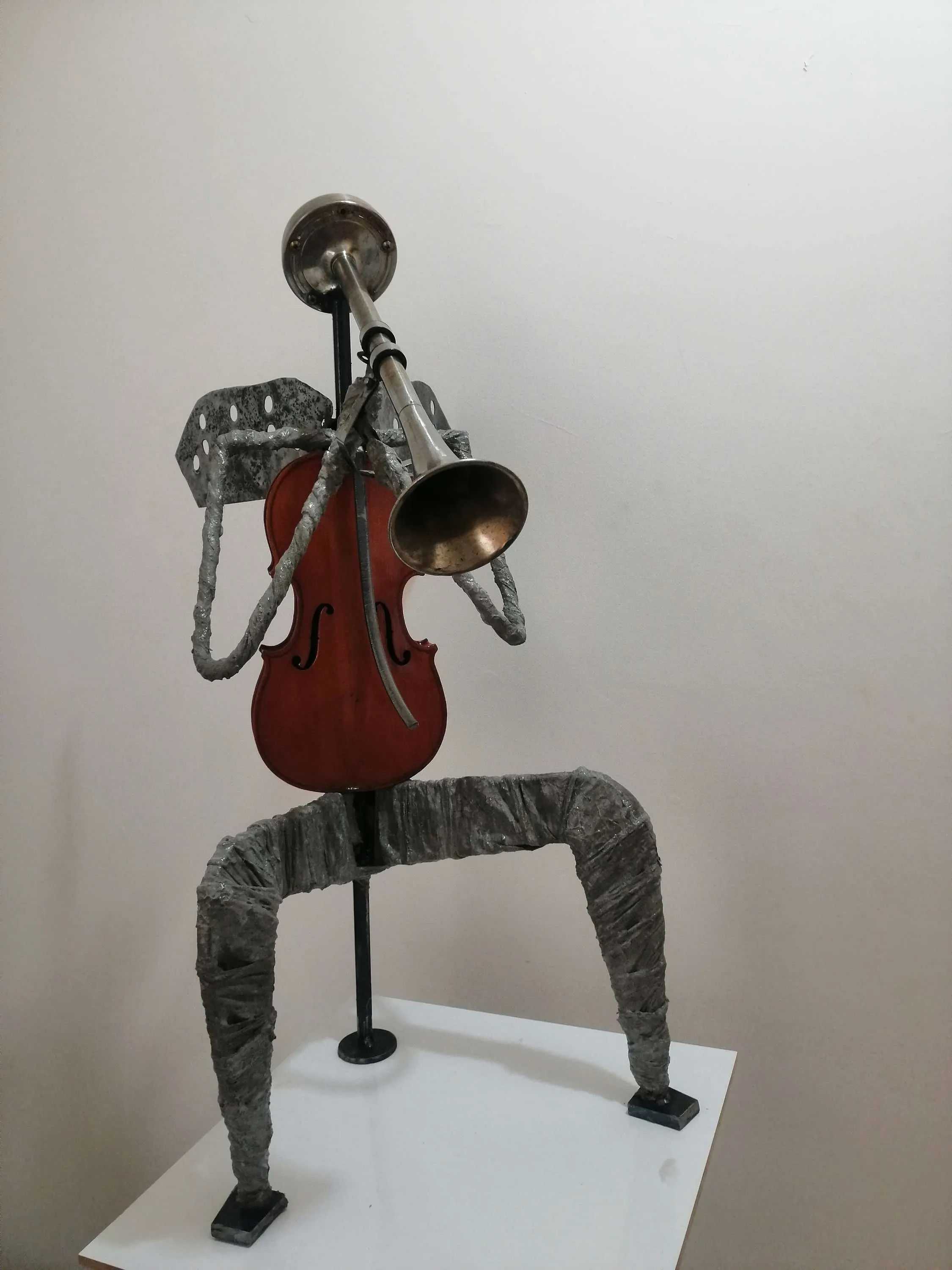 "Fantastik Orkestra seri 5" eseri DOĞAN KARAKILIÇ tarafından 2023 yılında 42x81x51 cm ölçülerinde Aşap-Metal-Beton Karışık Teknik tekniği ile yapılmıştır.