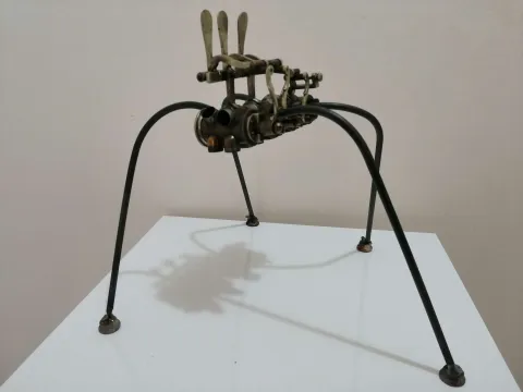 "Aylak Karınca seri 3" eseri DOĞAN KARAKILIÇ tarafından 2023 yılında 33x30x30 cm ölçülerinde Metal tekniği ile yapılmıştır.