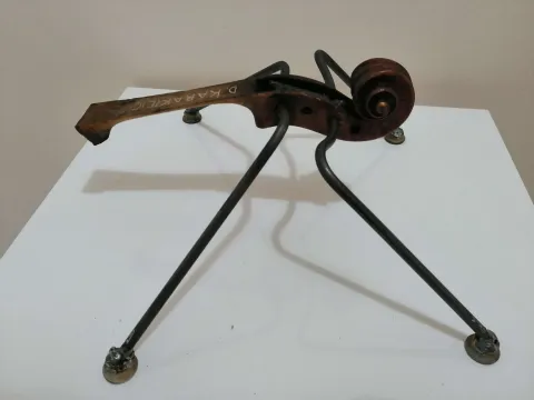 "Aylak Karınca seri 1" eseri DOĞAN KARAKILIÇ tarafından 2023 yılında 30x14x29 cm ölçülerinde Ahşap, metal tekniği ile yapılmıştır.