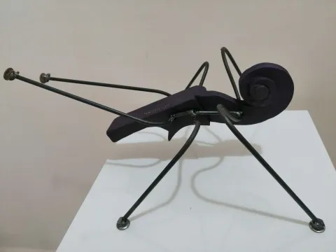 "Aylak Karınca seri 4" eseri DOĞAN KARAKILIÇ tarafından 2023 yılında 30x22x50 cm ölçülerinde Ahşap, metal tekniği ile yapılmıştır.