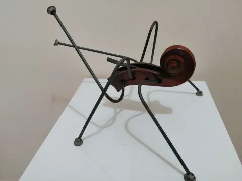 "Aylak Karınca seri 7" eseri DOĞAN KARAKILIÇ tarafından 2023 yılında 37x28x44 cm ölçülerinde Ahşap, metal tekniği ile yapılmıştır.