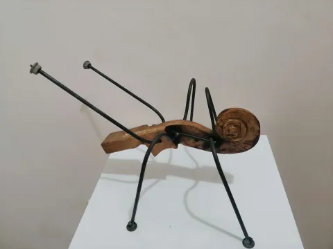 "Aylak Karınca seri 8" eseri DOĞAN KARAKILIÇ tarafından 2023 yılında 32x32x41 cm ölçülerinde Ahşap, metal tekniği ile yapılmıştır.