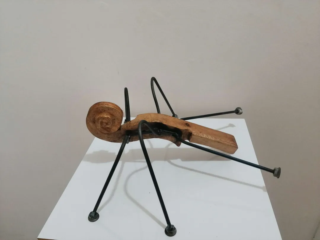 "Aylak Karınca seri 9" eseri DOĞAN KARAKILIÇ tarafından 2023 yılında 40x17x40 cm ölçülerinde Ahşap, metal tekniği ile yapılmıştır.