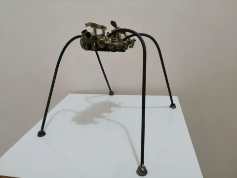 "Aylak Karınca seri 10" eseri DOĞAN KARAKILIÇ tarafından 2023 yılında 30x28x34 cm ölçülerinde Ahşap, metal tekniği ile yapılmıştır.