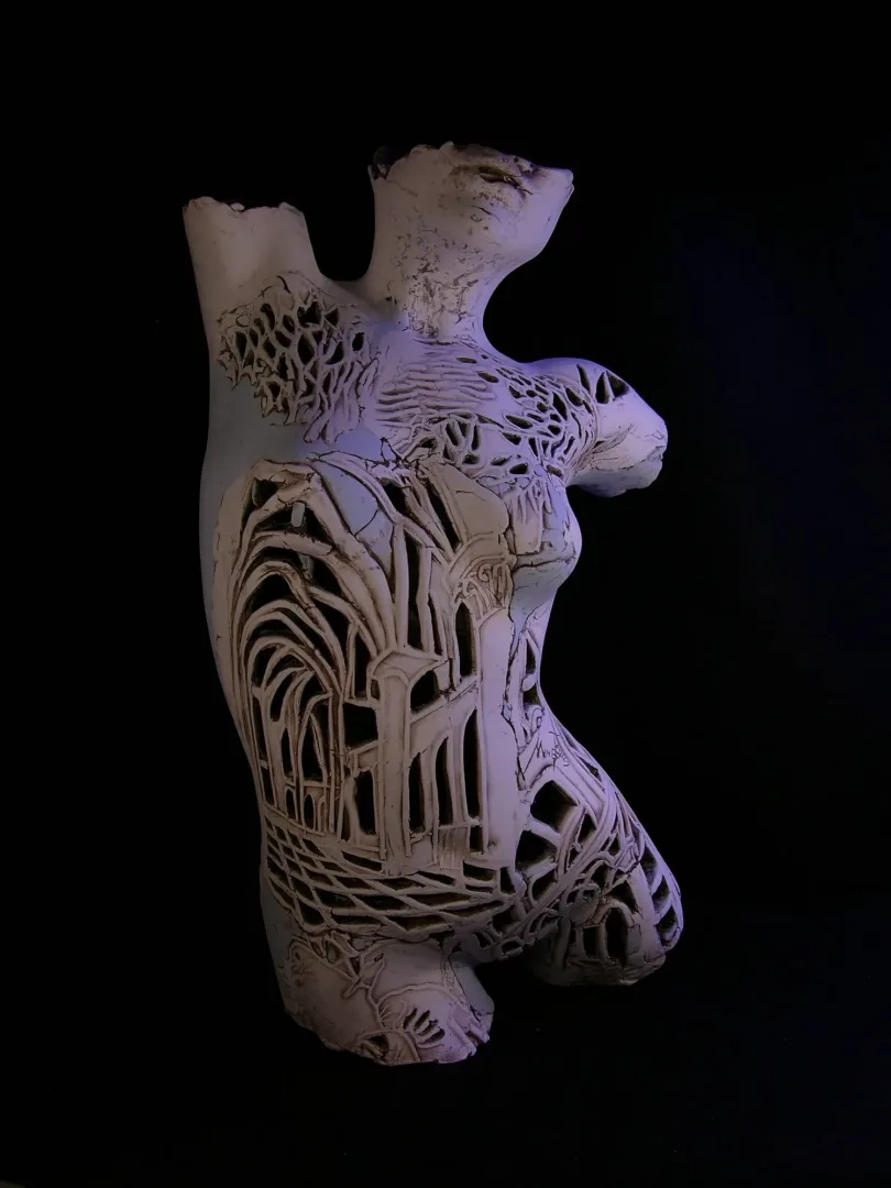 yakınlaştır "Yüzler-2" eseri MİNE POYRAZ tarafından 2023 yılında 57x34x28 cm ölçülerinde Seramik Ajur Tekniği tekniği ile yapılmıştır.