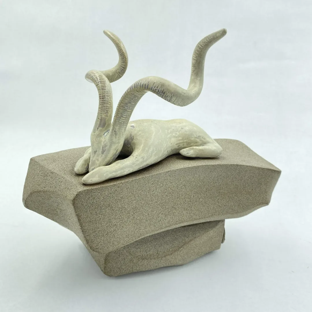 "İsimsiz" eseri AYŞE ERGÜNER tarafından 2023 yılında 23x14x21 cm ölçülerinde Stoneware çamur, elle şekillendirme, 1240°C tekniği ile yapılmıştır.