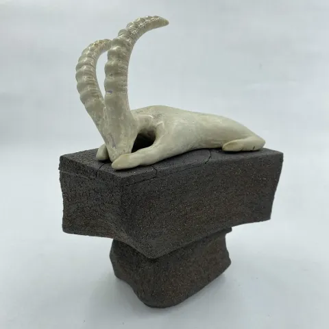 "İsimsiz" eseri AYŞE ERGÜNER tarafından 2023 yılında 19x7x25 cm ölçülerinde Stoneware çamur, elle şekillendirme, 1240°C tekniği ile yapılmıştır.