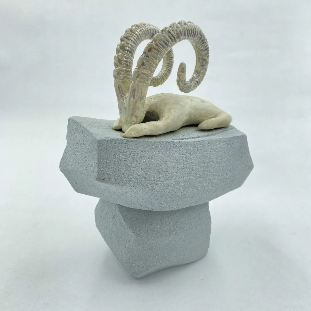 "İsimsiz" eseri AYŞE ERGÜNER tarafından 2023 yılında 17x7x22 cm ölçülerinde Stoneware çamur, elle şekillendirme, 1240°C tekniği ile yapılmıştır.