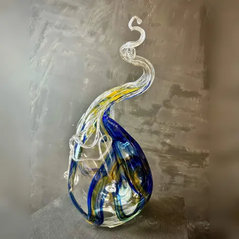 "İsimsiz" eseri TAHA BAYDAR tarafından 2023 yılında 38x19x15 cm ölçülerinde Sıcak Cam Şekillendirme tekniği ile yapılmıştır.