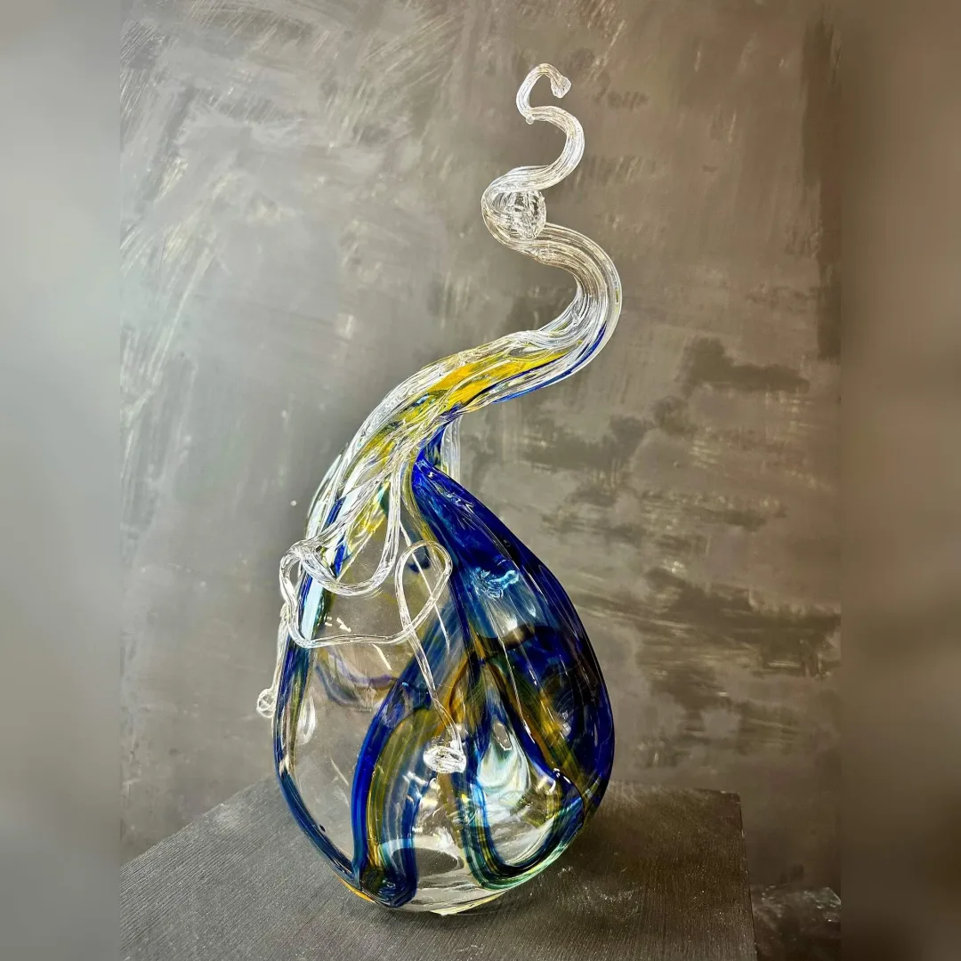 "İsimsiz" eseri TAHA BAYDAR tarafından 2023 yılında 38x19x15 cm ölçülerinde Sıcak Cam Şekillendirme tekniği ile yapılmıştır.