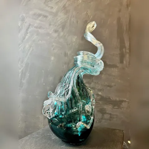 "İsimsiz" eseri TAHA BAYDAR tarafından 2023 yılında 44x22x19 cm ölçülerinde Sıcak Cam Şekillendirme tekniği ile yapılmıştır.