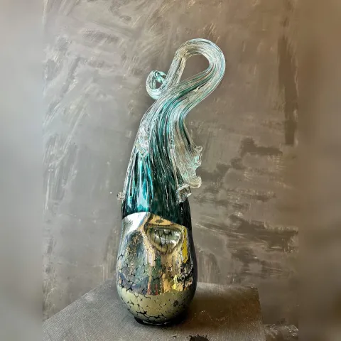 "İsimsiz" eseri TAHA BAYDAR tarafından 2023 yılında 42x15x13 cm ölçülerinde Sıcak Cam Şekillendirme tekniği ile yapılmıştır.