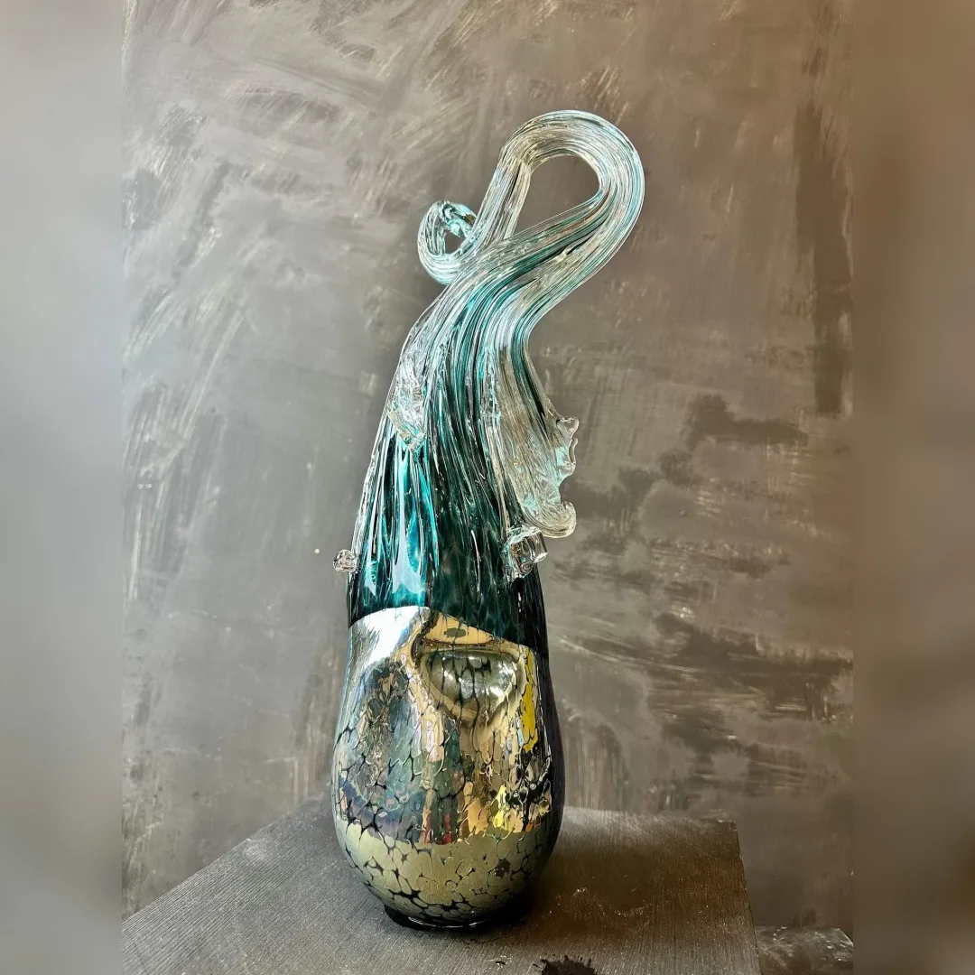 "İsimsiz" eseri TAHA BAYDAR tarafından 2023 yılında 42x15x13 cm ölçülerinde Sıcak Cam Şekillendirme tekniği ile yapılmıştır.