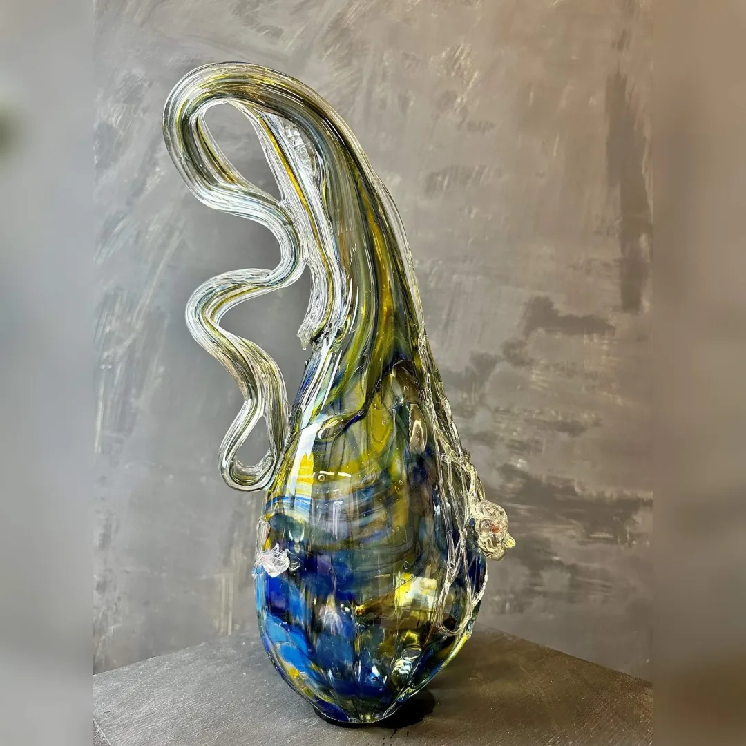 "İsimsiz" eseri TAHA BAYDAR tarafından 2023 yılında 41x24x15 cm ölçülerinde Sıcak Cam Şekillendirme tekniği ile yapılmıştır.