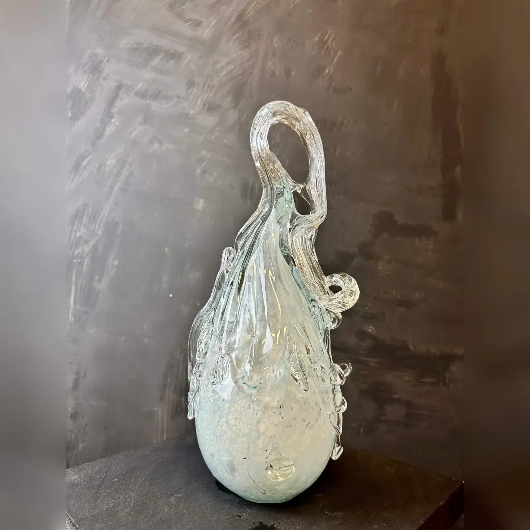 "İsimsiz" eseri TAHA BAYDAR tarafından 2023 yılında 41x24x15 cm ölçülerinde Sıcak Cam Şekillendirme tekniği ile yapılmıştır.