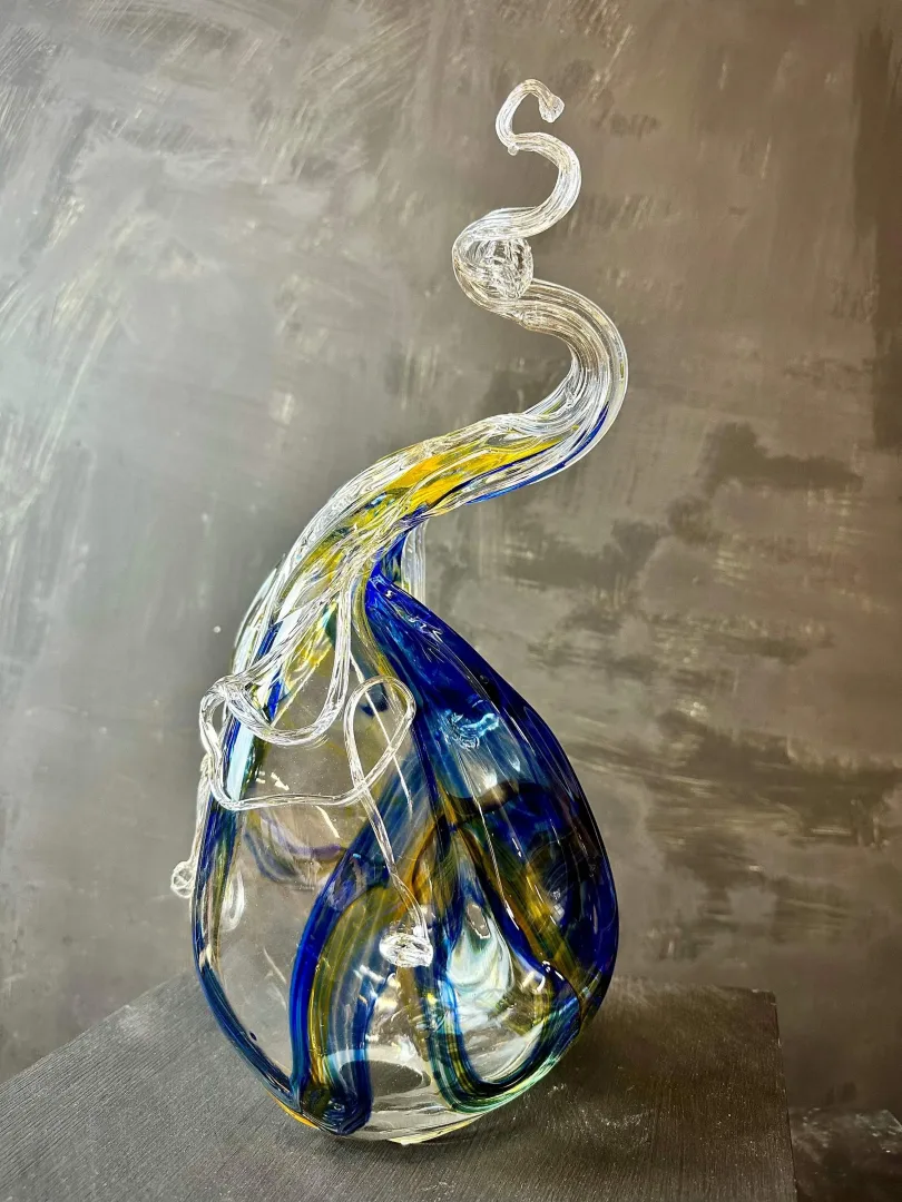 TAHA BAYDAR — “An”, 2023 "An" eseri TAHA BAYDAR tarafından 2023 yılında 38x19x15 cm ölçülerinde Sıcak Cam Şekillendirme tekniği ile yapılmıştır.