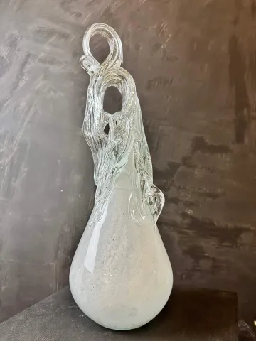"İsimsiz" eseri TAHA BAYDAR tarafından 2023 yılında 47x15x15 cm ölçülerinde Sıcak Cam Şekillendirme tekniği ile yapılmıştır.