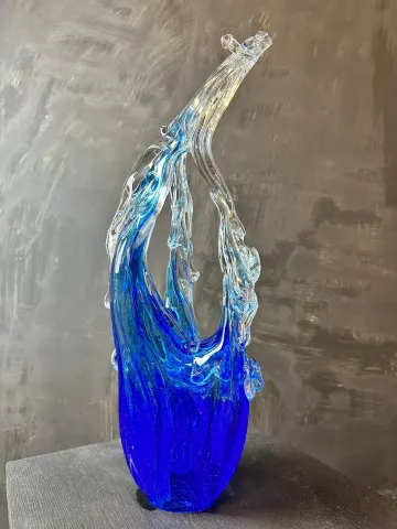 "İsimsiz" eseri TAHA BAYDAR tarafından 2023 yılında 45x16x13 cm ölçülerinde Sıcak Cam Şekillendirme tekniği ile yapılmıştır.