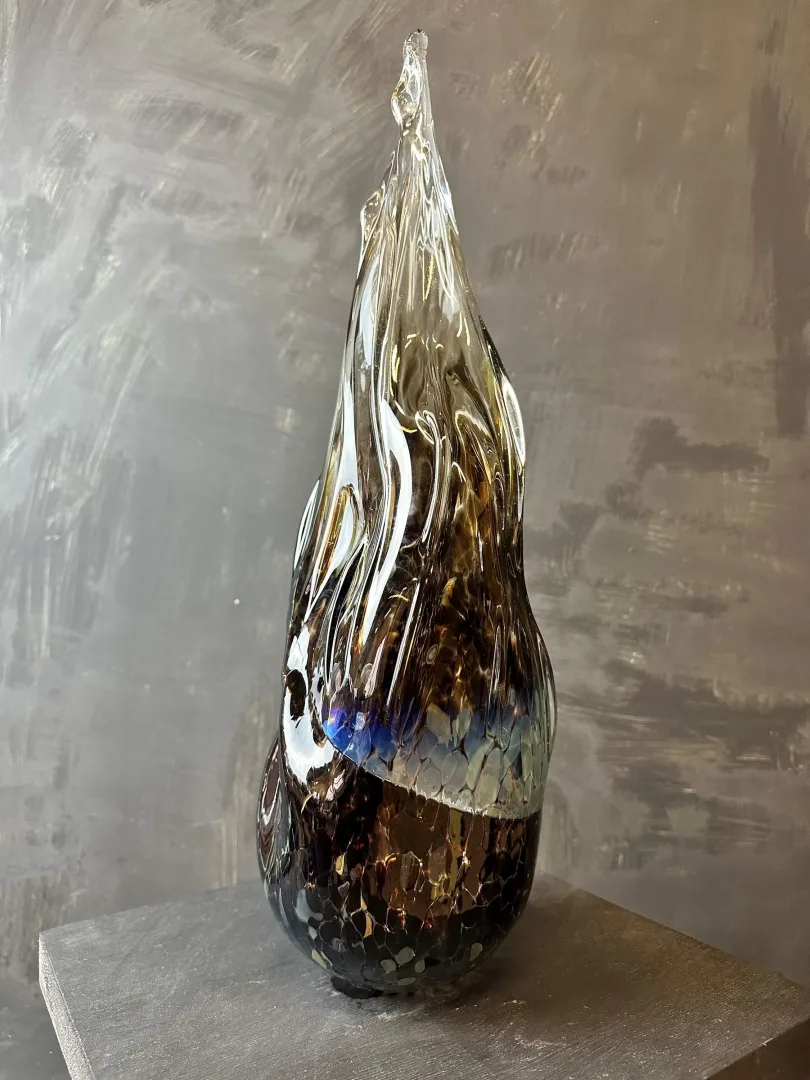 TAHA BAYDAR — “An”, 2023 "An" eseri TAHA BAYDAR tarafından 2023 yılında 57x17x16 cm ölçülerinde Sıcak Cam Şekillendirme tekniği ile yapılmıştır.