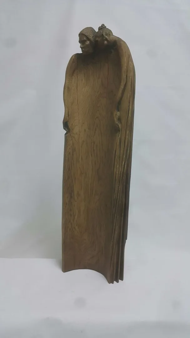 yakınlaştır "Persona Kovanı - I" eseri HAKAN ERASLAN tarafından 2023 yılında 90x36x12 cm ölçülerinde Meşe Ağacı Yontu tekniği ile yapılmıştır.