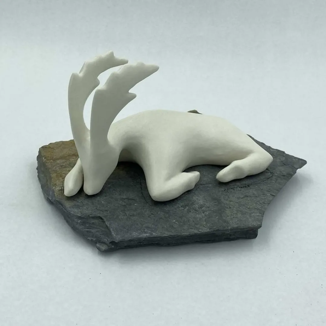 Bu eser AYŞE ERGÜNER tarafından 2023 yılında 19x14x9 cm ölçülerinde porselen çamur, elle şekillendirme, 1200°C, taş tekniği ile yapılmıştır.