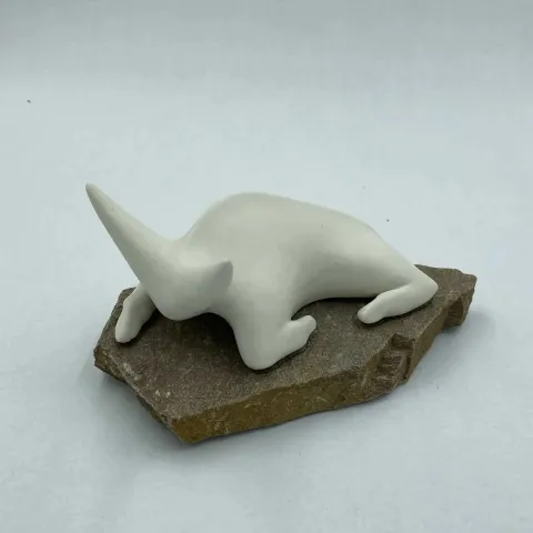 AYŞE ERGÜNER — 2023 Bu eser AYŞE ERGÜNER tarafından 2023 yılında 18x15x10 cm ölçülerinde porselen çamur, elle şekillendirme, 1200°C, taş tekniği ile yapılmıştır.