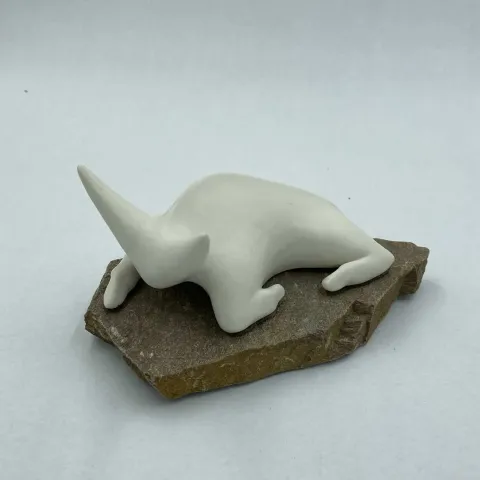 Bu eser AYŞE ERGÜNER tarafından 2023 yılında 18x15x10 cm ölçülerinde porselen çamur, elle şekillendirme, 1200°C, taş tekniği ile yapılmıştır.