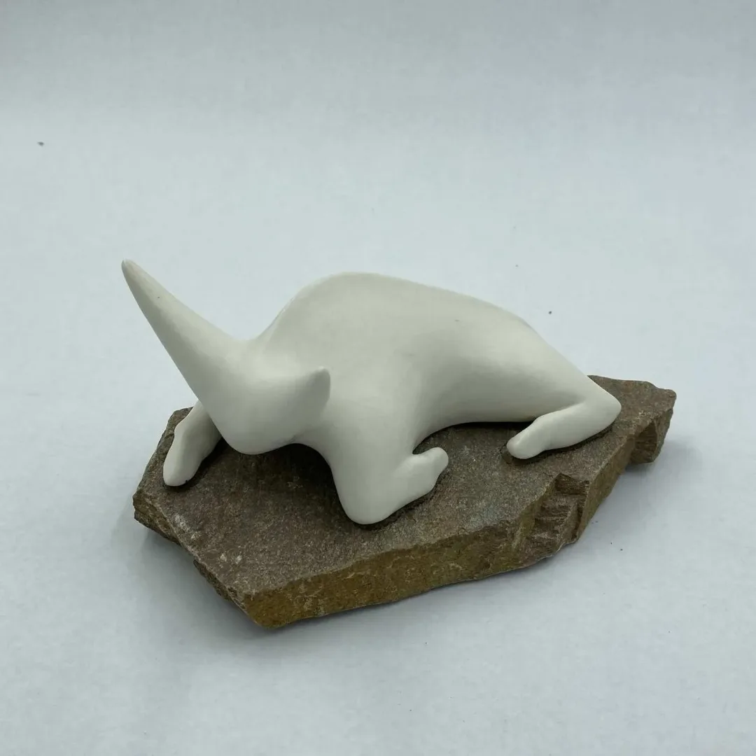 Bu eser AYŞE ERGÜNER tarafından 2023 yılında 18x15x10 cm ölçülerinde porselen çamur, elle şekillendirme, 1200°C, taş tekniği ile yapılmıştır.
