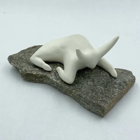 Bu eser AYŞE ERGÜNER tarafından 2023 yılında 22x14x10 cm ölçülerinde porselen çamur, elle şekillendirme, 1200°C, taş tekniği ile yapılmıştır.