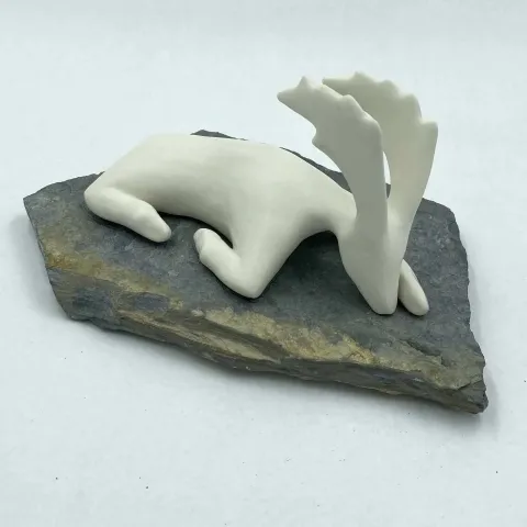 AYŞE ERGÜNER — 2023 Bu eser AYŞE ERGÜNER tarafından 2023 yılında 24x16x10 cm ölçülerinde porselen çamur, elle şekillendirme, 1200°C, taş tekniği ile yapılmıştır.