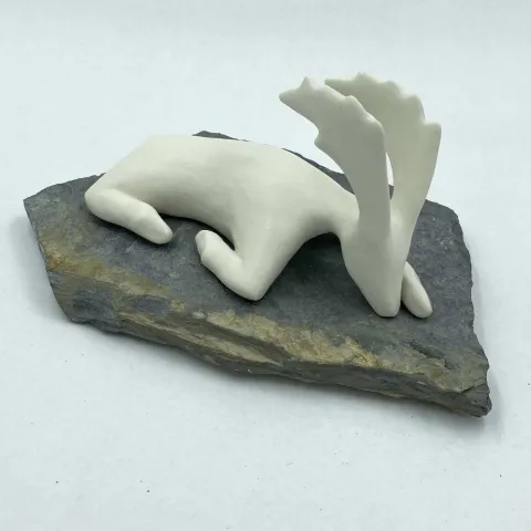 Bu eser AYŞE ERGÜNER tarafından 2023 yılında 24x16x10 cm ölçülerinde porselen çamur, elle şekillendirme, 1200°C, taş tekniği ile yapılmıştır.