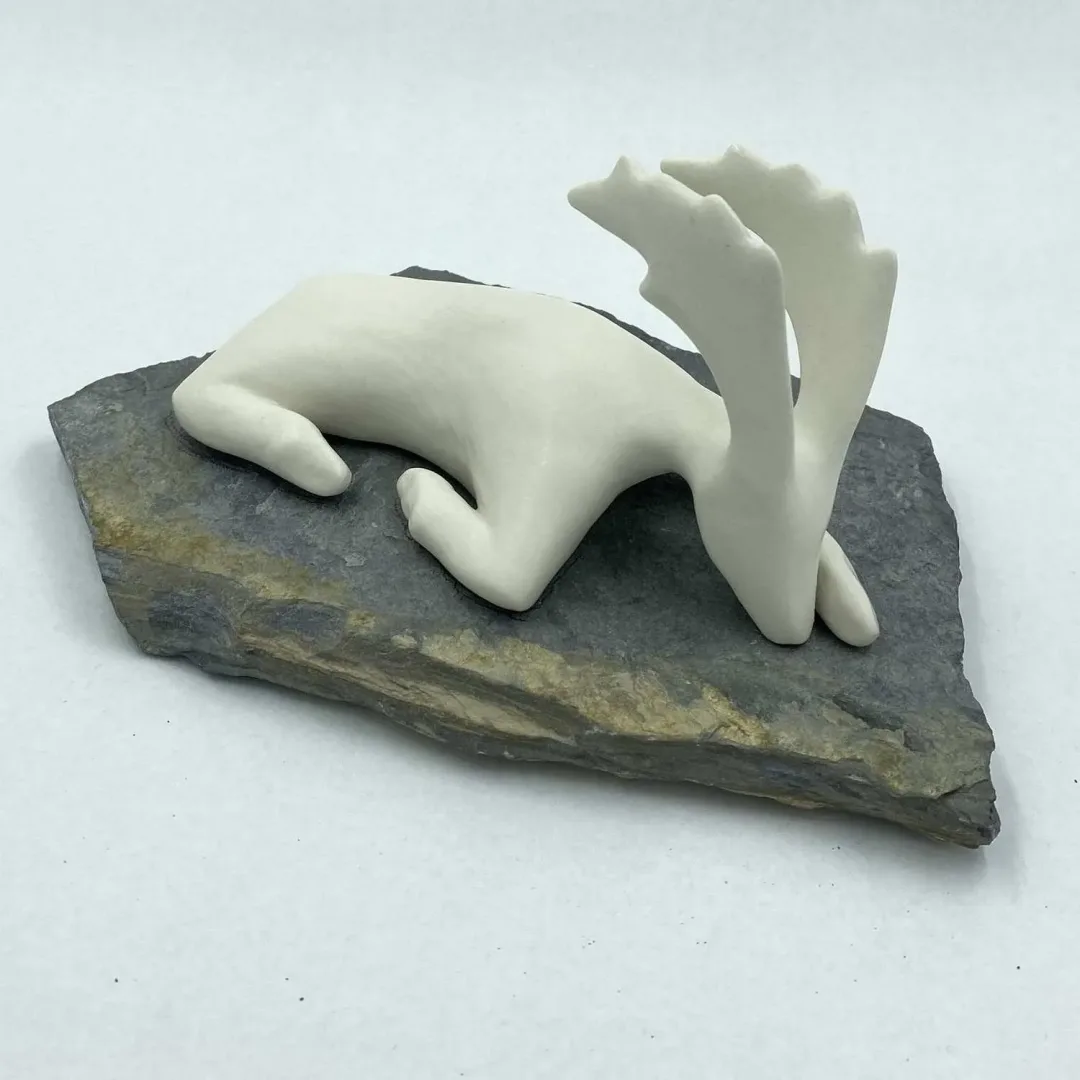 Bu eser AYŞE ERGÜNER tarafından 2023 yılında 24x16x10 cm ölçülerinde porselen çamur, elle şekillendirme, 1200°C, taş tekniği ile yapılmıştır.