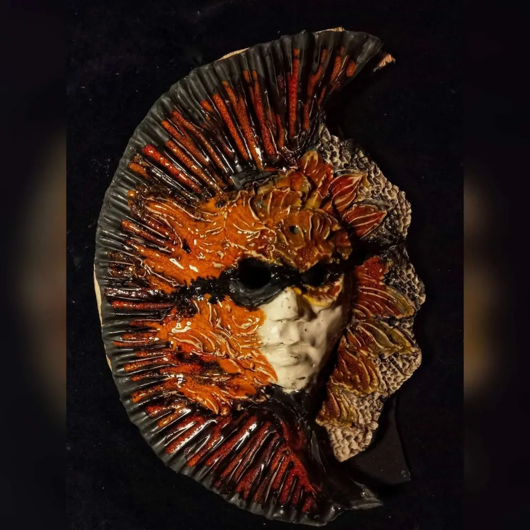 yakınlaştır "Joker" eseri ORÇUN İLTER tarafından 2023 yılında 30x20 cm ölçülerinde Seramik 1100°C tekniği ile yapılmıştır.
