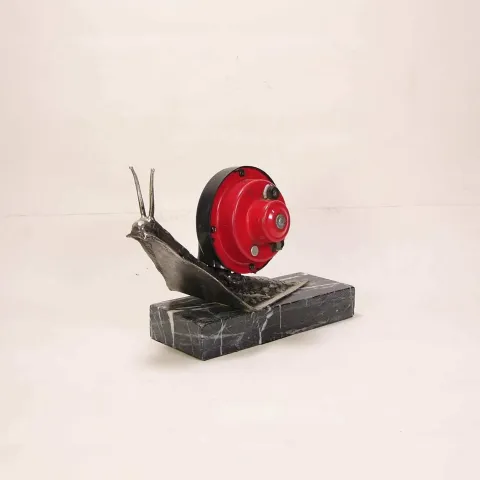 Bu eser ÖZER AKTAŞ tarafından 2023 yılında 25x25 cm ölçülerinde Demir yontu tekniği ile yapılmıştır.