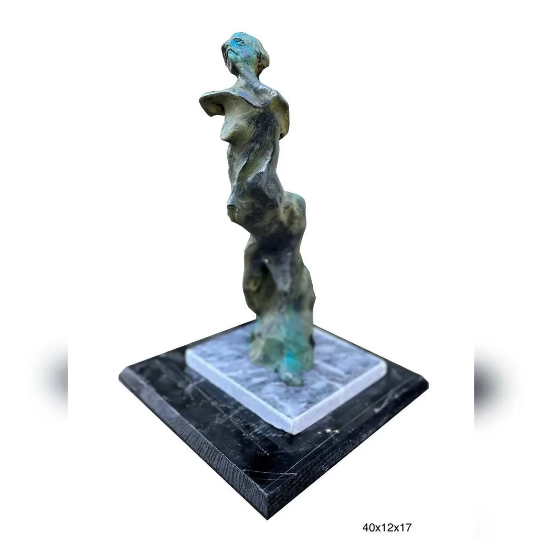 Bu eser VOLKAN DEMİR tarafından 2023 yılında 43x24x15 cm ölçülerinde Polyester Döküm tekniği ile yapılmıştır.