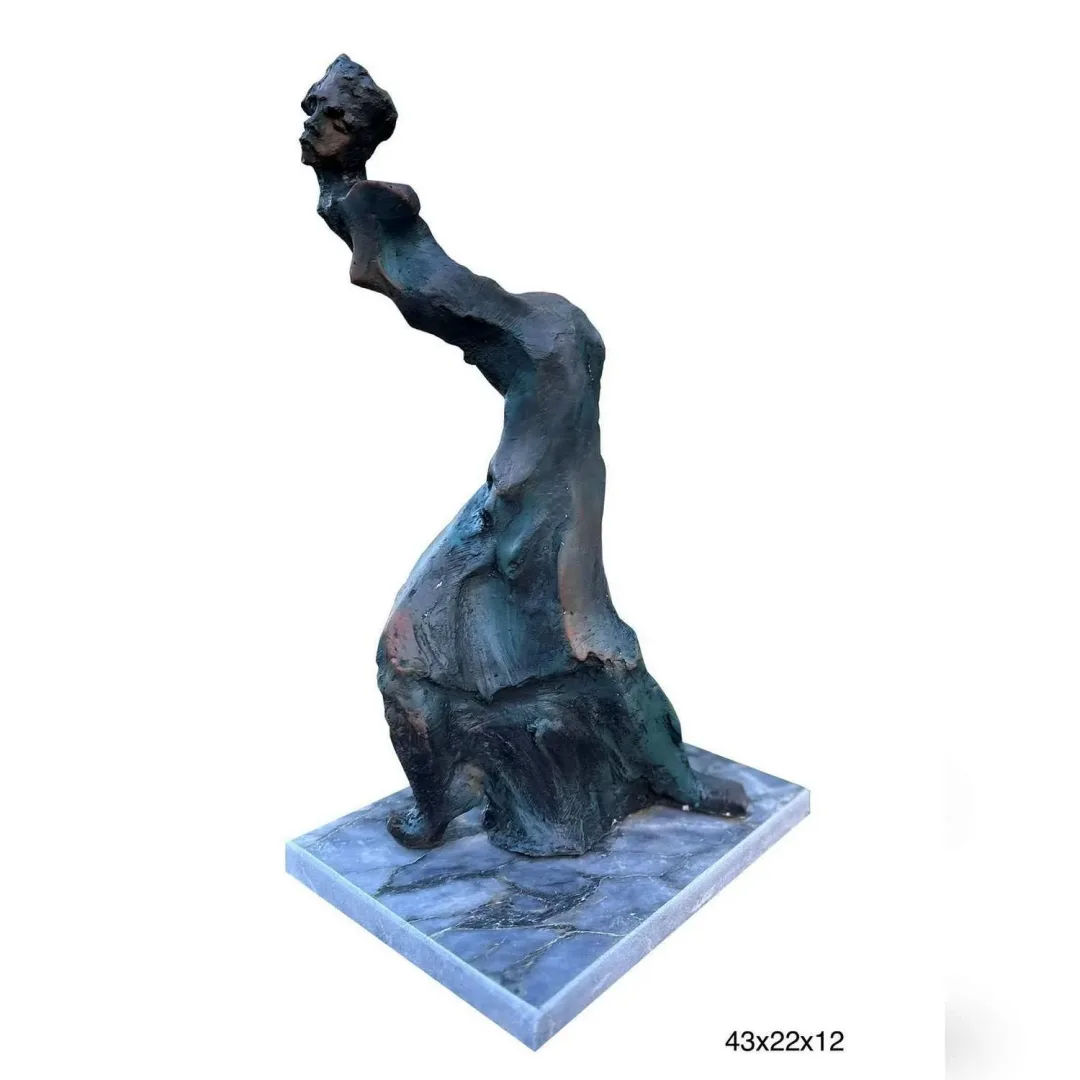 Bu eser VOLKAN DEMİR tarafından 2023 yılında 47x23x15 cm ölçülerinde Polyester Döküm tekniği ile yapılmıştır.