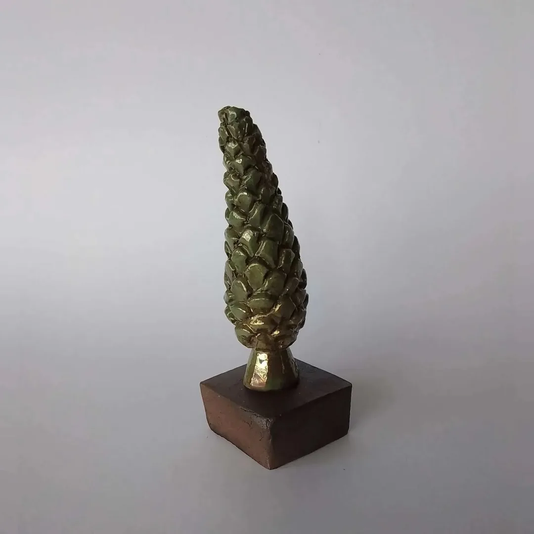 "Hayat Ağacı" eseri IREM PALA tarafından 2023 yılında 7x7x17 cm ölçülerinde elle şekillendirme indirgen pişirim sıriçi luster tekniği ile yapılmıştır.