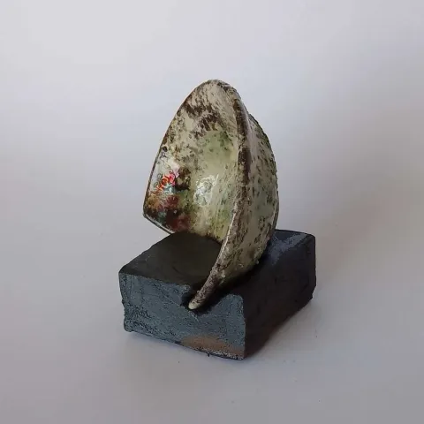 IREM PALA — “KD-çanaktı”, 2023 "KD-çanaktı" eseri IREM PALA tarafından 2023 yılında 8x12x5 cm ölçülerinde çömlekçi çarkı ve elle şekillendirme indirgen pişirim sıraltı luster tekniği ile yapılmıştır.