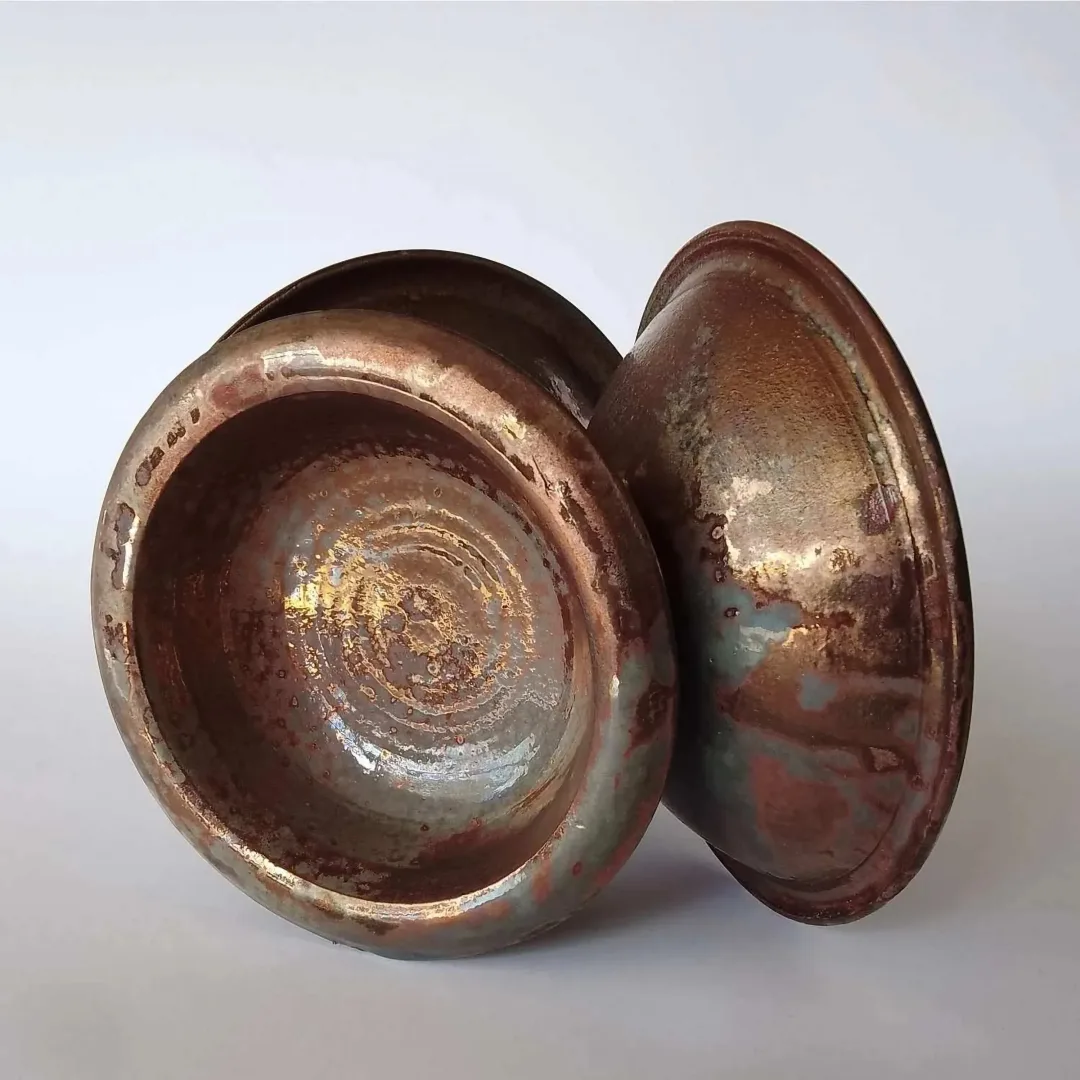 "KD-çanaktı" eseri IREM PALA tarafından 2023 yılında 20x18x19 cm ölçülerinde çarkta ve elle şekillendirme indirgen pişirim sıriçi luster tekniği ile yapılmıştır.