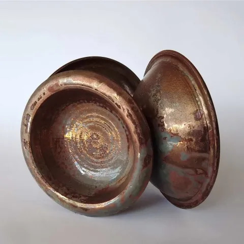IREM PALA — “KD-çanaktı”, 2023 "KD-çanaktı" eseri IREM PALA tarafından 2023 yılında 20x18x19 cm ölçülerinde çarkta ve elle şekillendirme indirgen pişirim sıriçi luster tekniği ile yapılmıştır.