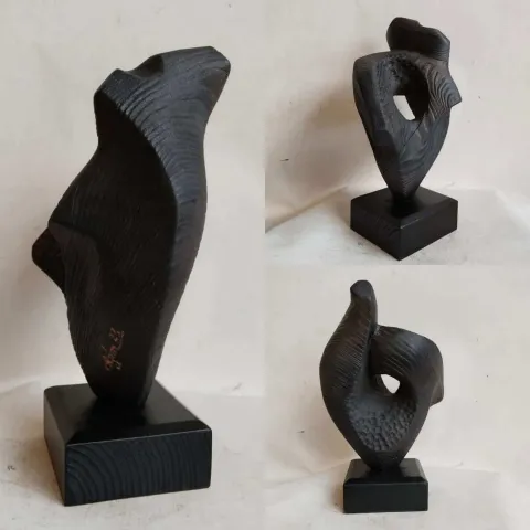 Bu eser AZİMET KARAMAN tarafından 2023 yılında 31x27x10 cm ölçülerinde Ahşap Yontma(Sedir) tekniği ile yapılmıştır.