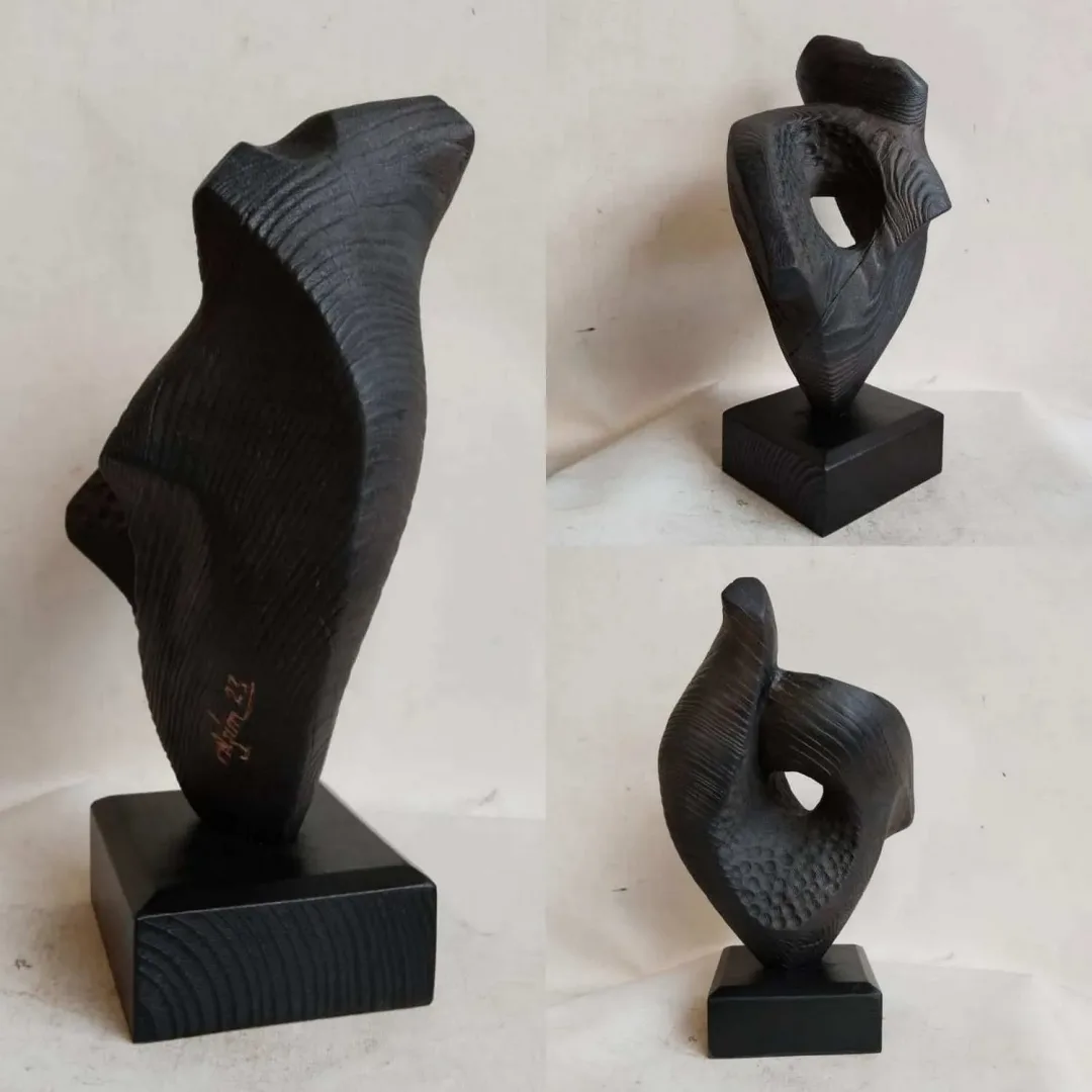 Bu eser AZİMET KARAMAN tarafından 2023 yılında 31x27x10 cm ölçülerinde Ahşap Yontma(Sedir) tekniği ile yapılmıştır.