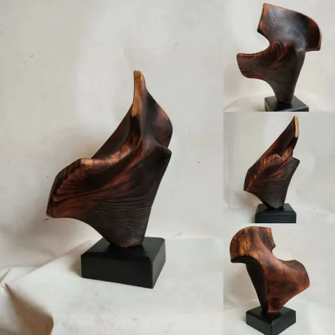 Bu eser AZİMET KARAMAN tarafından 2023 yılında 28x24x12 cm ölçülerinde Ahşap Yontma(Sedir) tekniği ile yapılmıştır.