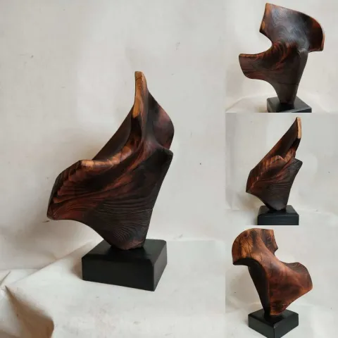Bu eser AZİMET KARAMAN tarafından 2023 yılında 28x24x12 cm ölçülerinde Ahşap Yontma(Sedir) tekniği ile yapılmıştır.