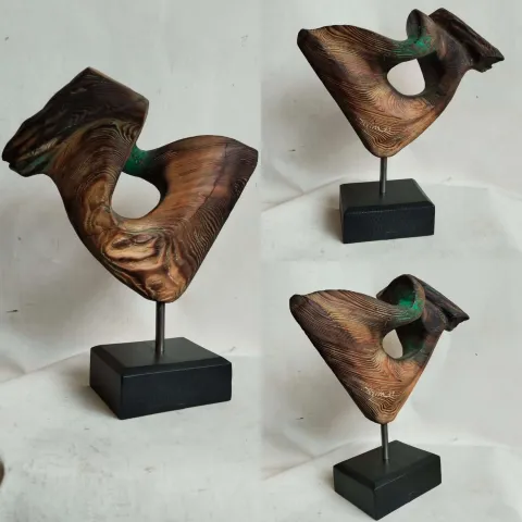 "Soyut Form" eseri AZİMET KARAMAN tarafından 2023 yılında 30x19x12 cm ölçülerinde Ahşap Yontma(Sedir) tekniği ile yapılmıştır.