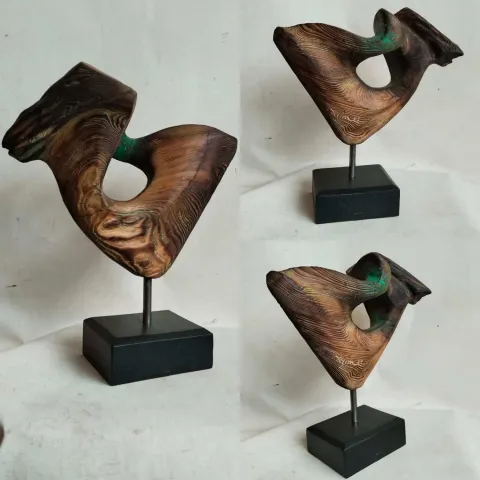 "Soyut Form" eseri AZİMET KARAMAN tarafından 2023 yılında 30x19x12 cm ölçülerinde Ahşap Yontma(Sedir) tekniği ile yapılmıştır.